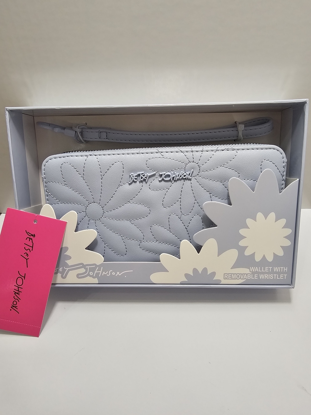 Betsey Johnson Light Blue Daisy Quilted Zip Around Wristlet Wallet NIB NWT